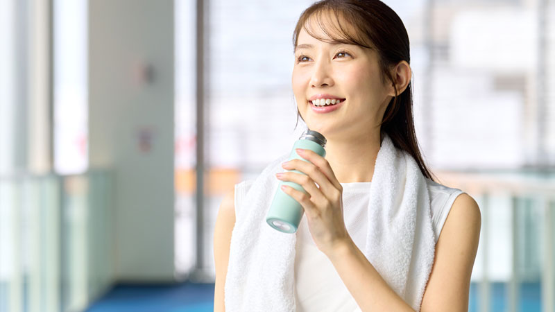 運動後にシークワーサーでリフレッシュする様子