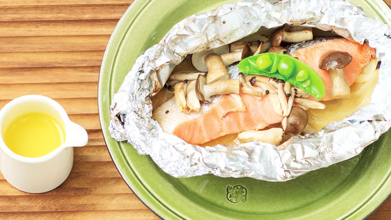 鮭ときのこのホイル焼きに、黄色いシークヮーサー果汁を添えた美味しそうな料理カット